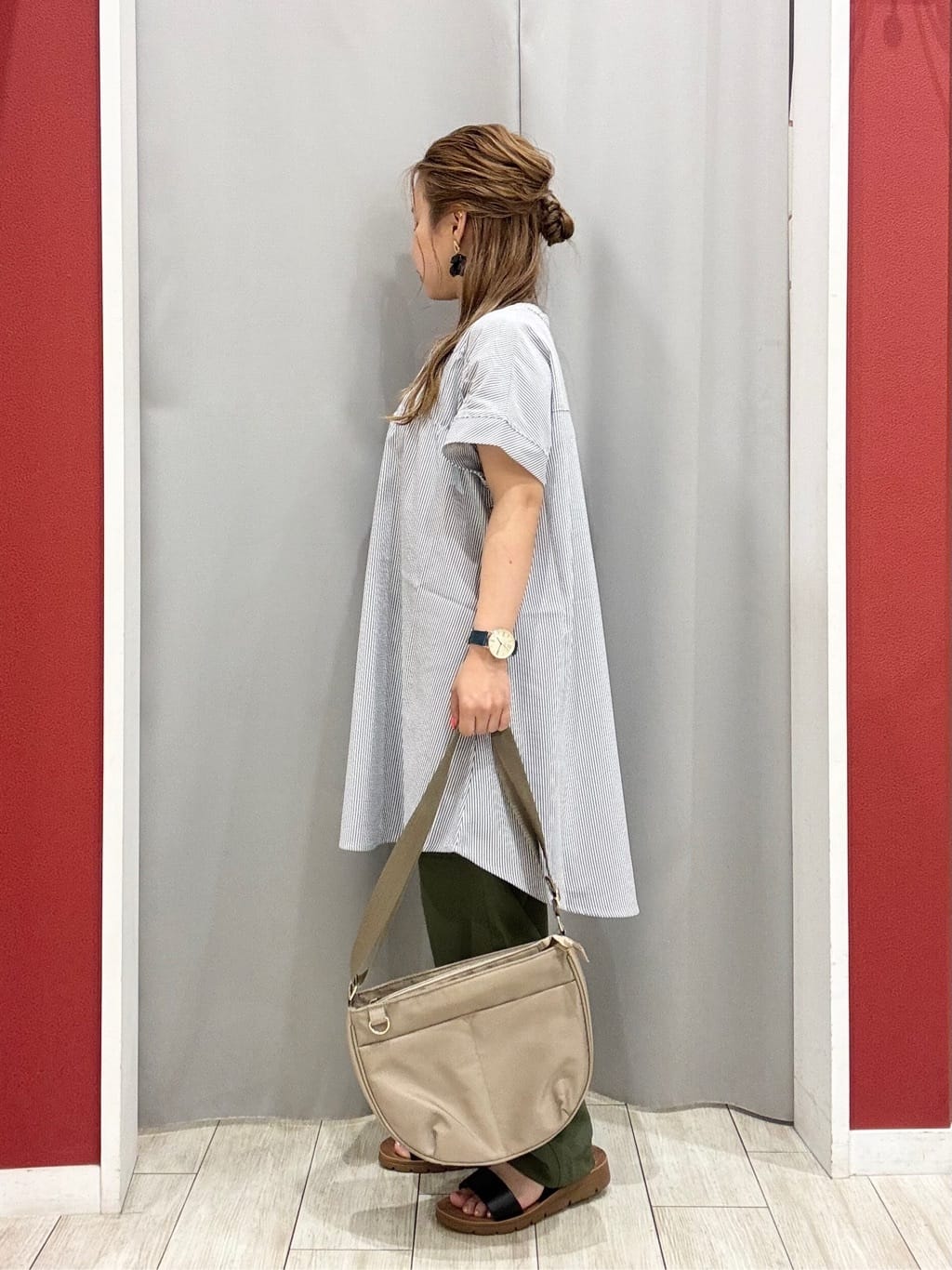 shioさんの「SHOO･LA･RUE｜アンクルゴムフラットサンダル」を使ったコーディネート