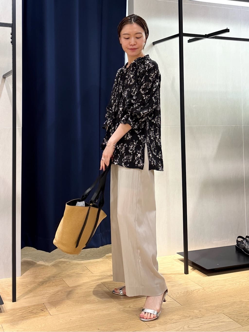 kanaeさんの「INDIVI｜【モノトーン小花柄／シャーリング素材】ボリューム袖エアリーブラウス」を使ったコーディネート
