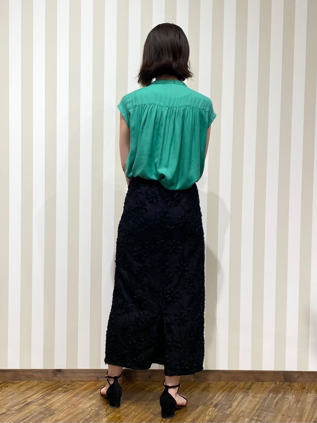 SAOさんの「SHOO･LA･RUE｜【S-LL/洗濯後しわになりにくい】上品にきれい見え スラブギャザーブラウス」を使ったコーディネート