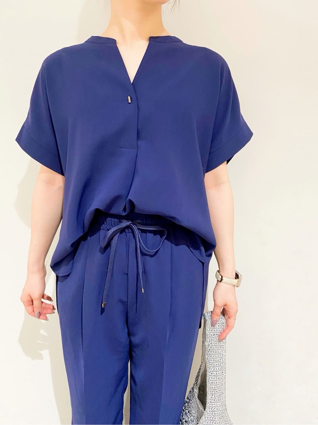 かたのさんの「OPAQUE.CLIP｜《7色展開／SS-LLサイズ》ストレッチスキッパーブラウス／セットアップ対応【洗濯機洗い可／防シワ】」を使ったコーディネート