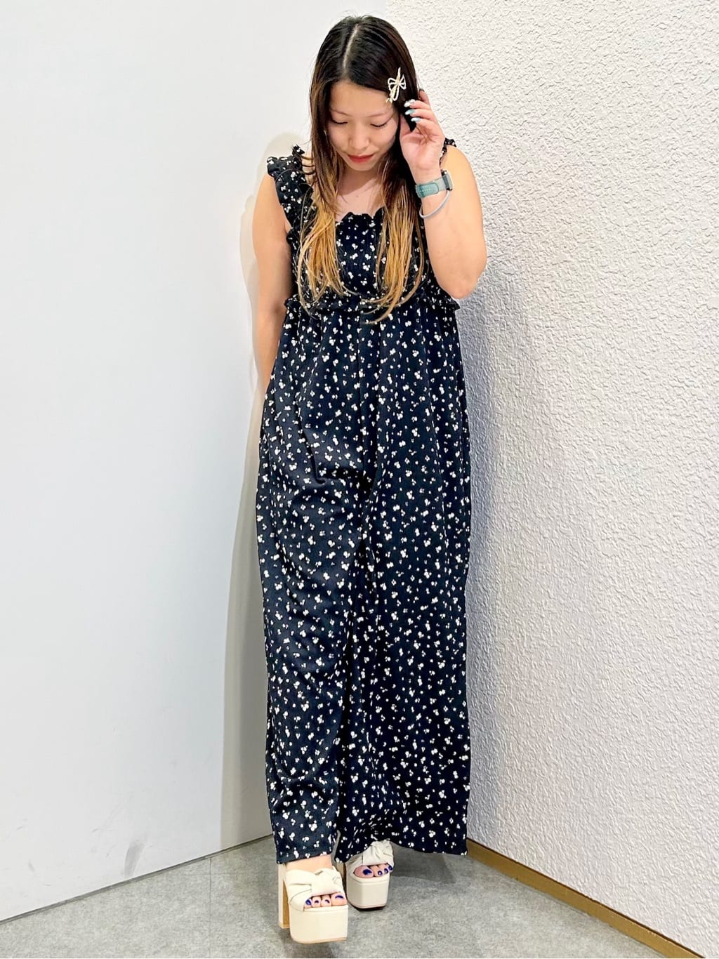 かなぴぃさんの「ESPERANZA｜【ラク盛り／サンダル】リピーター続出／脚長美脚　ツイストリボンサンダル」を使ったコーディネート
