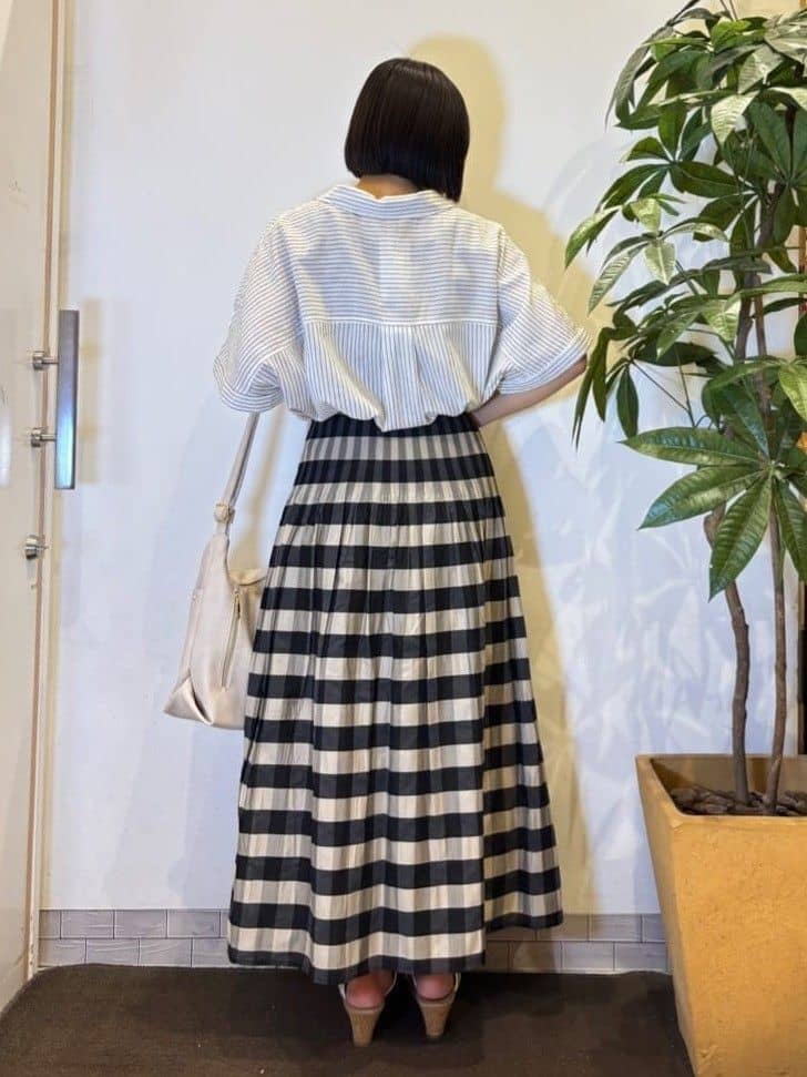 TOWAさんの「SHOO･LA･RUE｜【S-LL/UV/接触冷感/抗菌防臭】体型を自然にカバー フレンチリネンブレンド襟付ドルマンシャツ」を使ったコーディネート