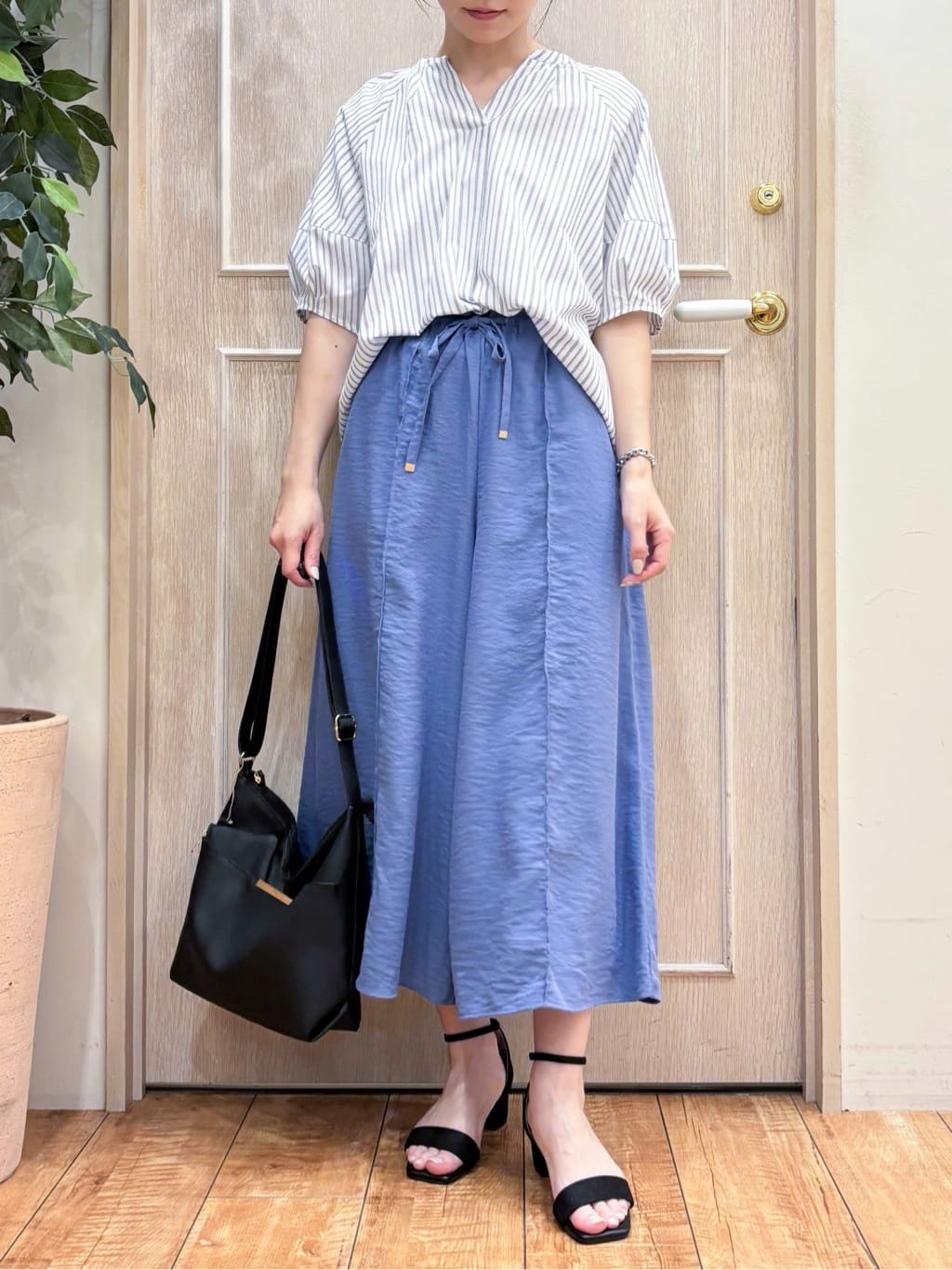 なみさんの「SHOO･LA･RUE｜【S-LL/ひんやり】さらっとタッチできれい見え ピンタックスカーチョ」を使ったコーディネート