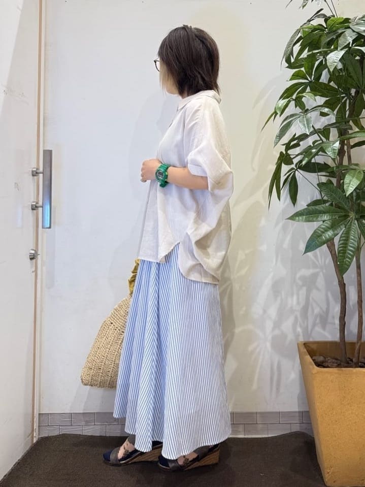 misakiさんの「SHOO･LA･RUE｜【S-LL/UV/接触冷感/抗菌防臭】体型を自然にカバー フレンチリネンブレンド襟付ドルマンシャツ」を使ったコーディネート