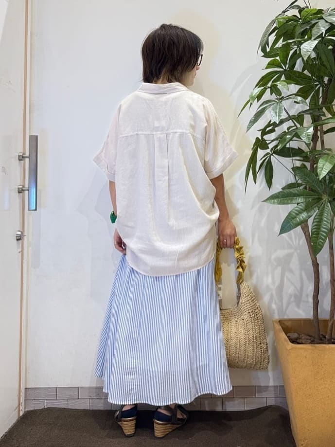 misakiさんの「SHOO･LA･RUE｜【S-LL/UV/接触冷感/抗菌防臭】体型を自然にカバー フレンチリネンブレンド襟付ドルマンシャツ」を使ったコーディネート