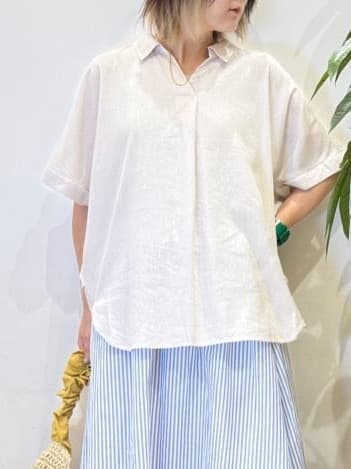 misakiさんの「SHOO･LA･RUE｜【S-LL/UV/接触冷感/抗菌防臭】体型を自然にカバー フレンチリネンブレンド襟付ドルマンシャツ」を使ったコーディネート