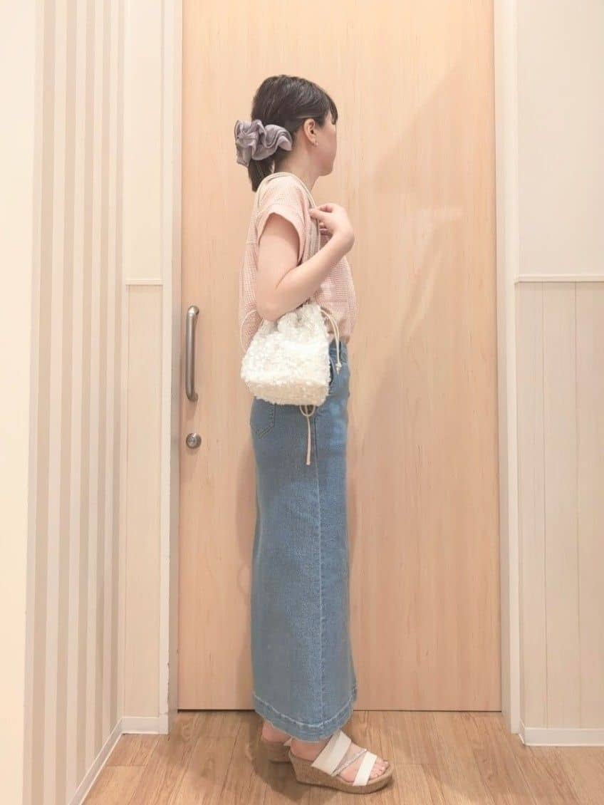 あさんの「SHOO･LA･RUE｜【洗える/S-LL】シルエット変化を楽しめる サッカーストライプ柄スキッパートップス」を使ったコーディネート