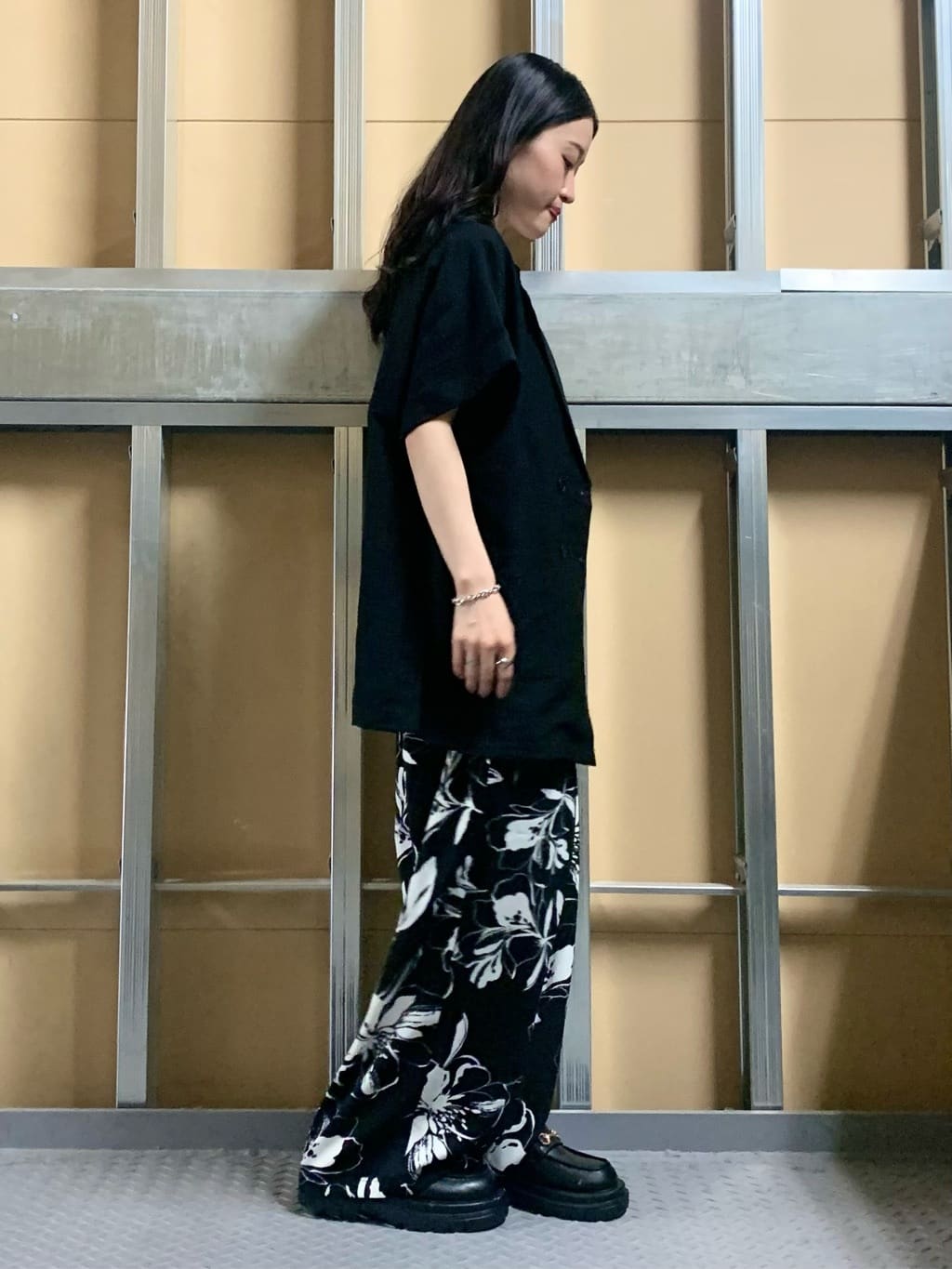 sahoさんの「THE SHOP TK｜異素材切替フォトプリントTシャツ【洗える】」を使ったコーディネート