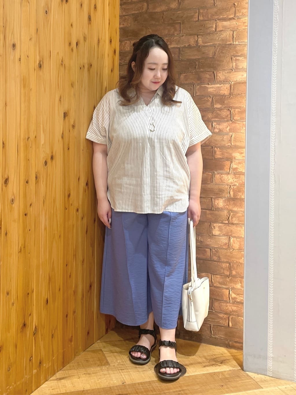 Risaさんの「SHOO･LA･RUE｜【S-LL/UV/接触冷感/抗菌防臭】体型を自然にカバー フレンチリネンブレンド襟付ドルマンシャツ」を使ったコーディネート
