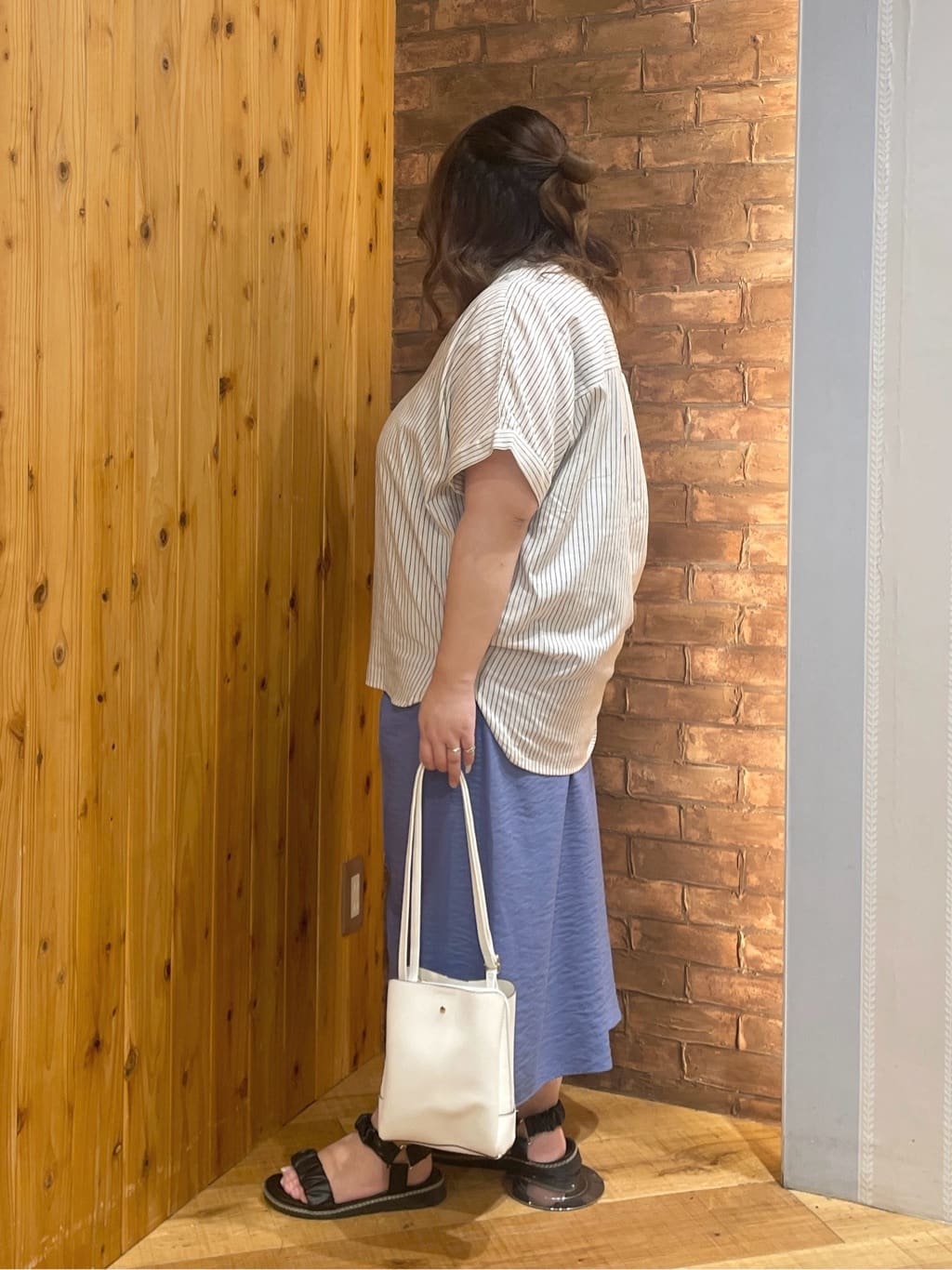 Risaさんの「SHOO･LA･RUE｜【S-LL/UV/接触冷感/抗菌防臭】体型を自然にカバー フレンチリネンブレンド襟付ドルマンシャツ」を使ったコーディネート