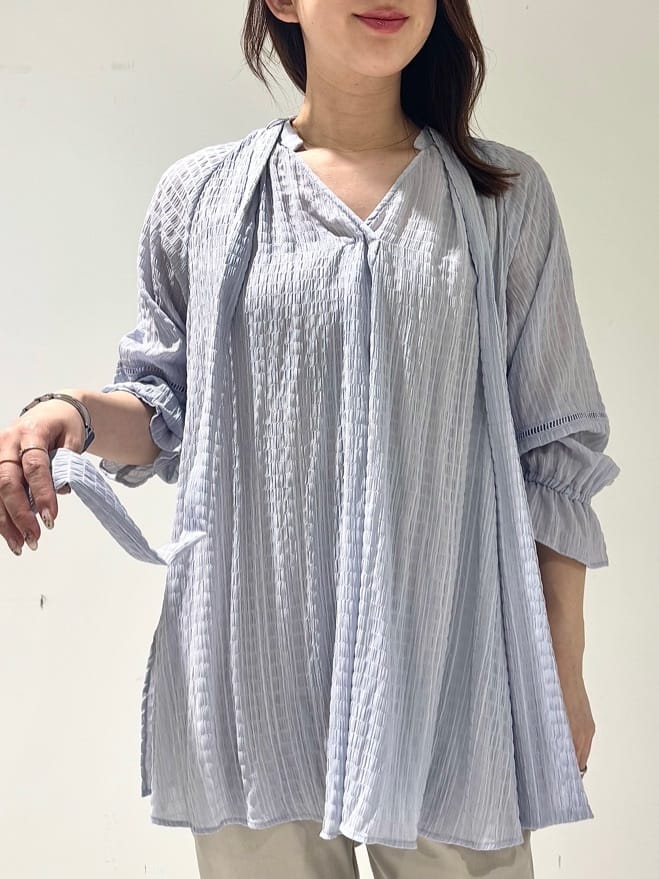 そんさんの「INDIVI｜【洗える／シャーリング素材】ボリューム袖エアリーブラウス」を使ったコーディネート