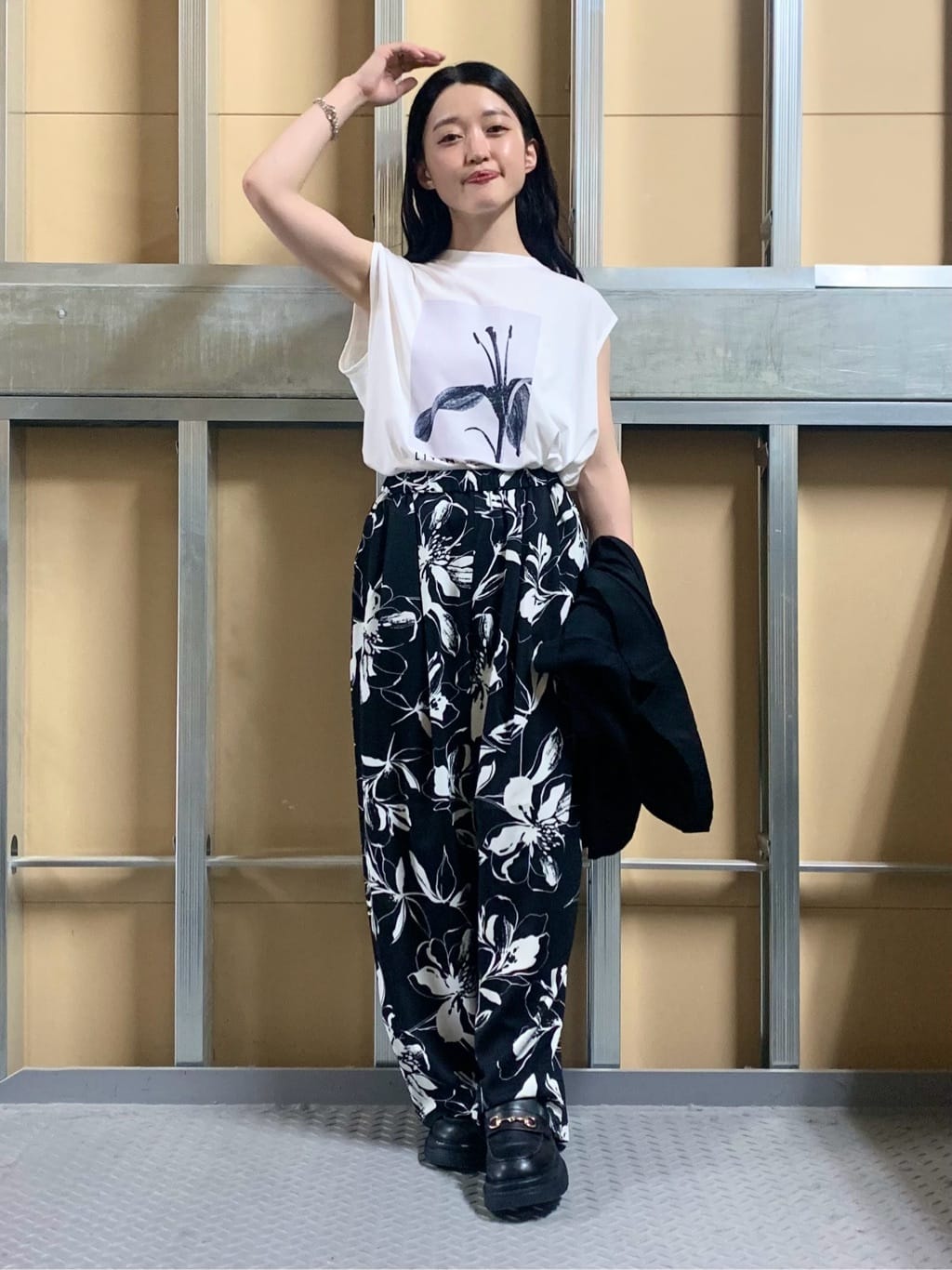 sahoさんの「THE SHOP TK｜異素材切替フォトプリントTシャツ【洗える】」を使ったコーディネート