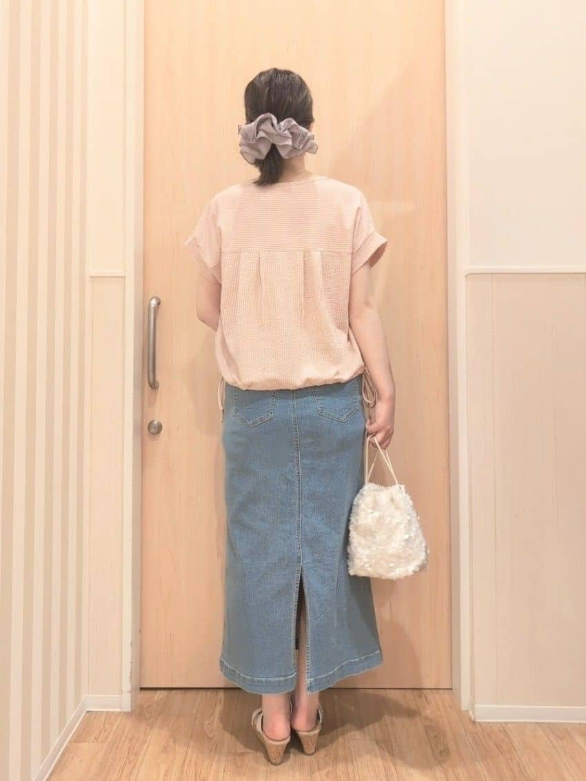 あさんの「SHOO･LA･RUE｜【洗える/S-LL】シルエット変化を楽しめる サッカーストライプ柄スキッパートップス」を使ったコーディネート