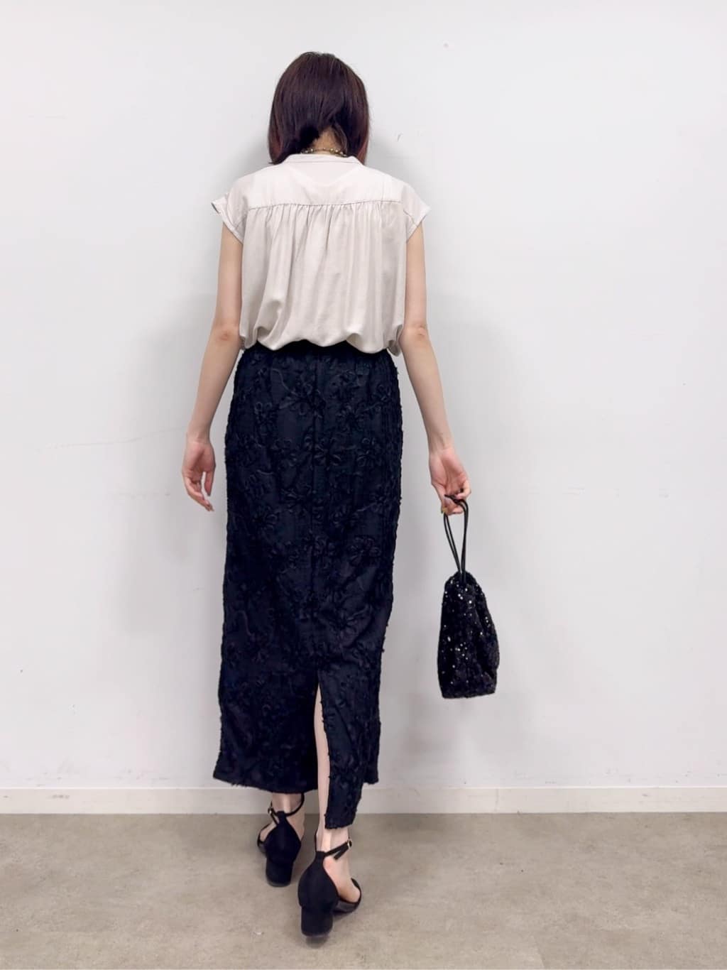𝐜𝐡𝐢𝐤𝐚さんの「SHOO･LA･RUE｜【S-LL/洗濯後しわになりにくい】上品にきれい見え スラブギャザーブラウス」を使ったコーディネート