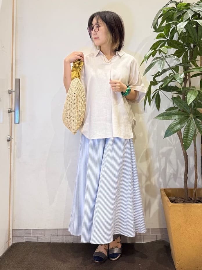 misakiさんの「SHOO･LA･RUE｜【S-LL/UV/接触冷感/抗菌防臭】体型を自然にカバー フレンチリネンブレンド襟付ドルマンシャツ」を使ったコーディネート