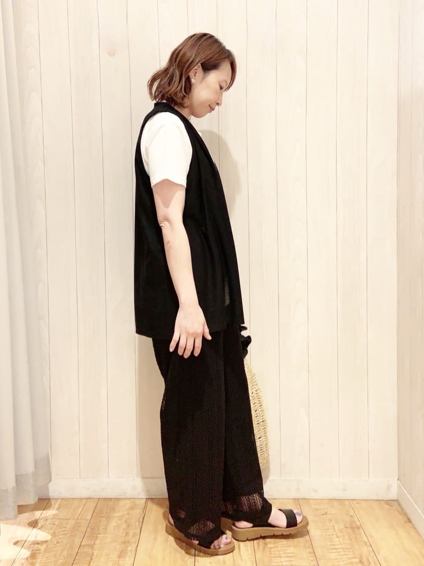 あいこさんの「SHOO･LA･RUE｜【2点セット】着回しいろいろ ジレ＋ロゴTシャツ」を使ったコーディネート