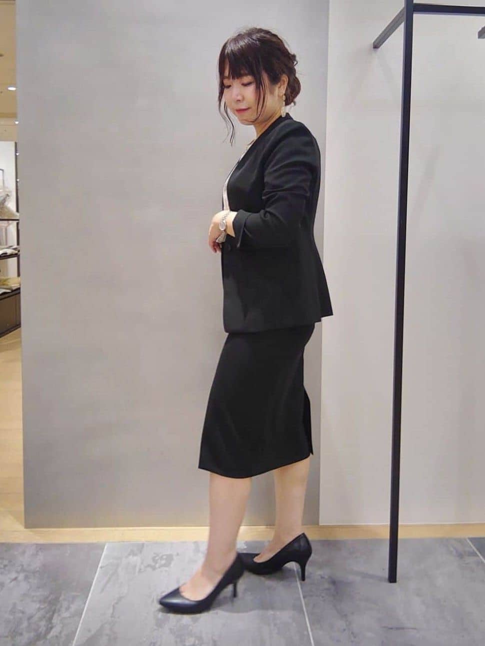 TOMOMIさんの「INDIVI｜【定番スーツ／UVケア／洗える】ウール調ノーカラージャケット」を使ったコーディネート