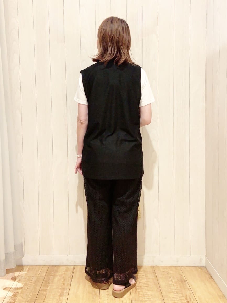 あいこさんの「SHOO･LA･RUE｜【2点セット】着回しいろいろ ジレ＋ロゴTシャツ」を使ったコーディネート
