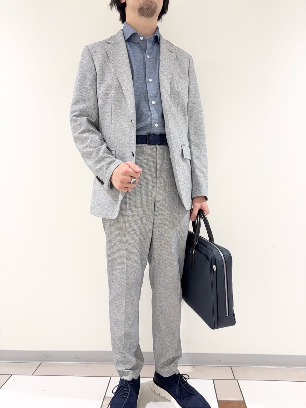 及川さんの「TAKEO KIKUCHI｜コーデュラ（R） コーティング ブリーフケース」を使ったコーディネート