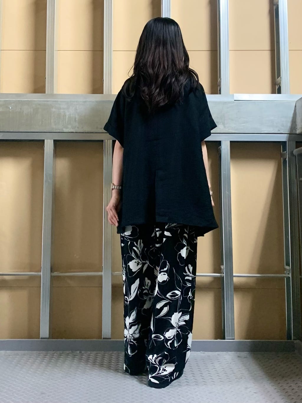 sahoさんの「THE SHOP TK｜異素材切替フォトプリントTシャツ【洗える】」を使ったコーディネート
