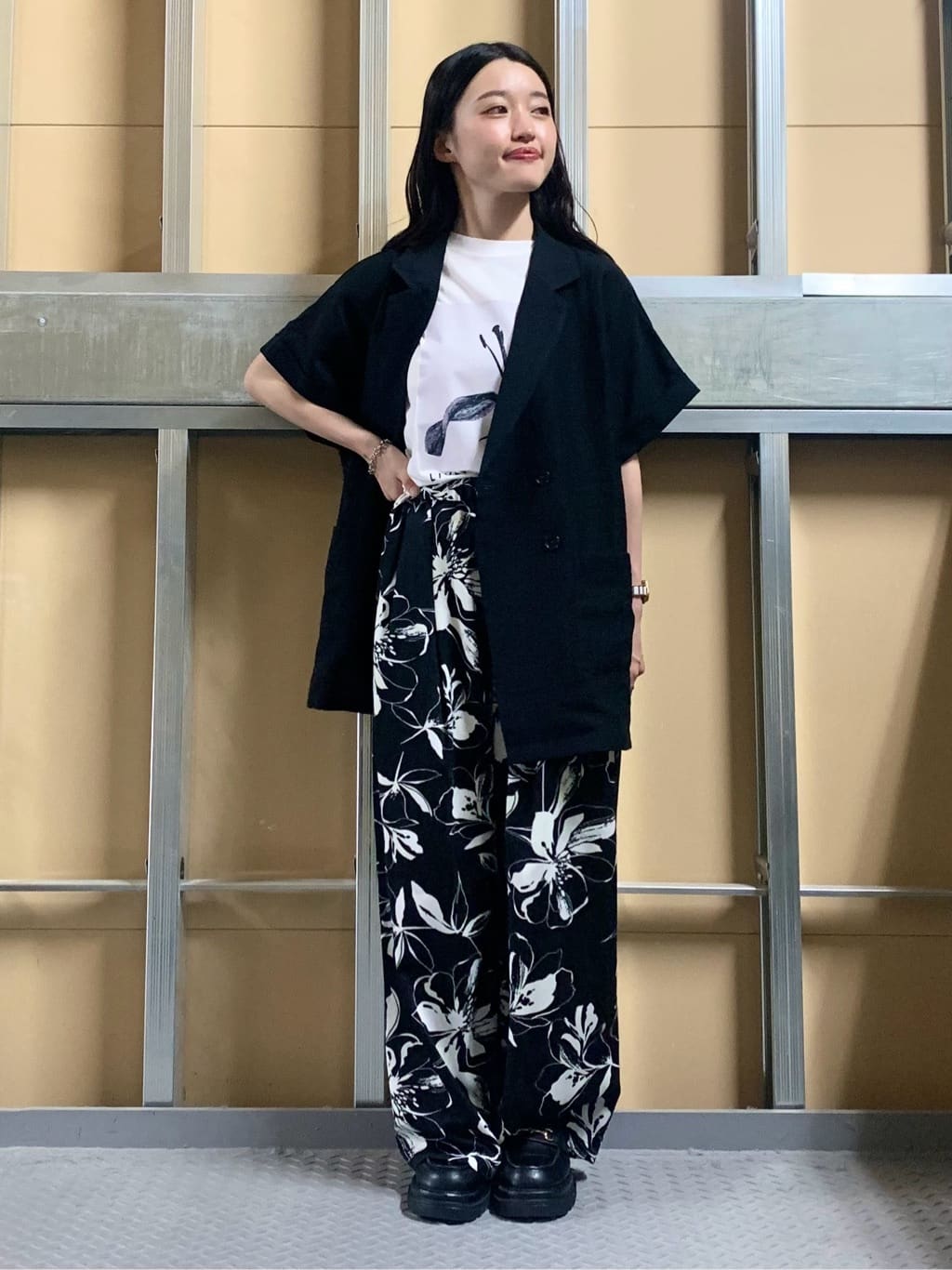 sahoさんの「THE SHOP TK｜異素材切替フォトプリントTシャツ【洗える】」を使ったコーディネート