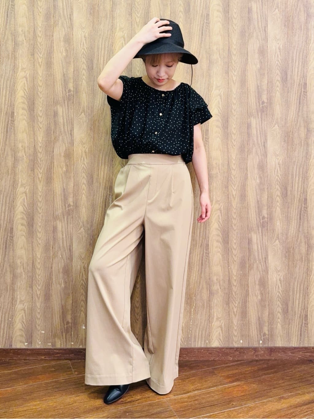 ちばみさんの「SHOO･LA･RUE｜【S-LL/ひんやり】きちんと見えで好印象 ドット柄デザイントップス」を使ったコーディネート