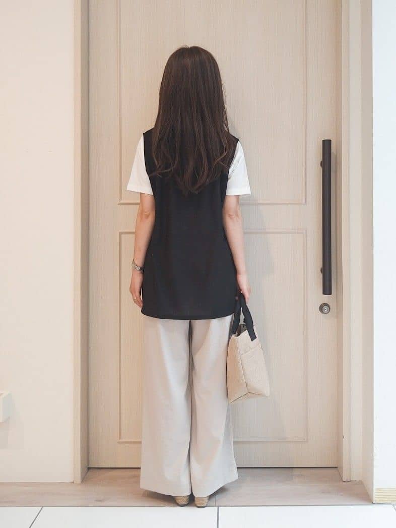 mi-saさんの「SHOO･LA･RUE｜【2点セット】着回しいろいろ ジレ＋ロゴTシャツ」を使ったコーディネート