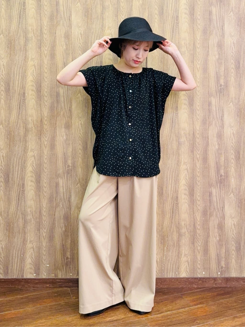 ちばみさんの「SHOO･LA･RUE｜【S-LL/ひんやり】きちんと見えで好印象 ドット柄デザイントップス」を使ったコーディネート