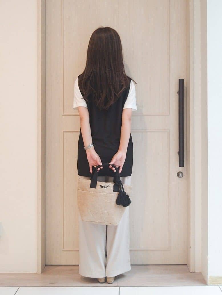 mi-saさんの「SHOO･LA･RUE｜【2点セット】着回しいろいろ ジレ＋ロゴTシャツ」を使ったコーディネート