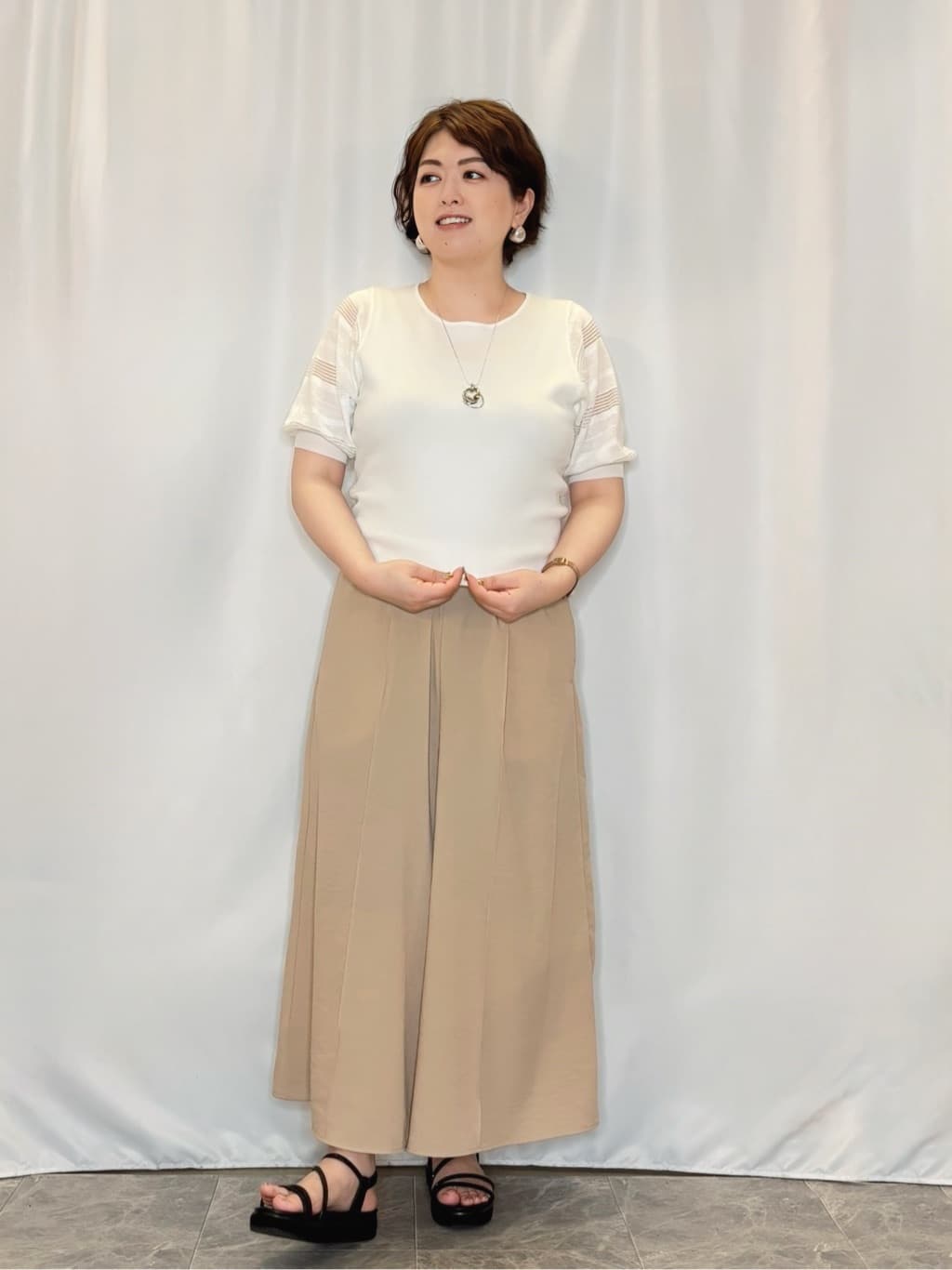 たみさんの「SHOO･LA･RUE｜【S-LL/ひんやり】さらっとタッチできれい見え ピンタックスカーチョ」を使ったコーディネート