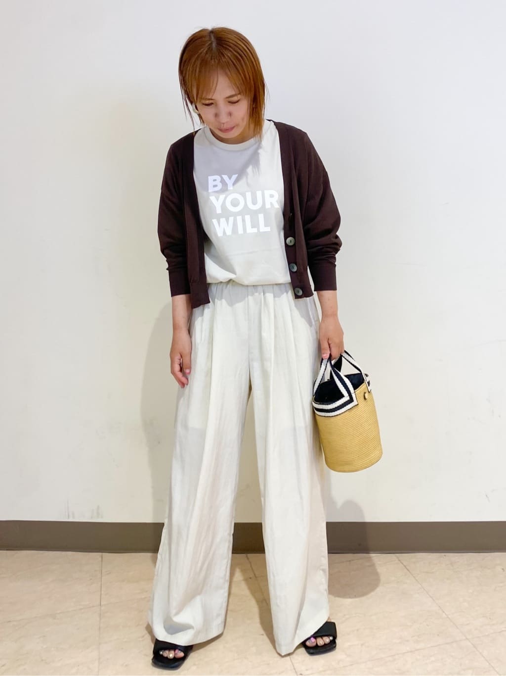 yosiさんの「OPAQUE.CLIP｜◆ロゴプリントTシャツ【洗濯機洗い可】」を使ったコーディネート