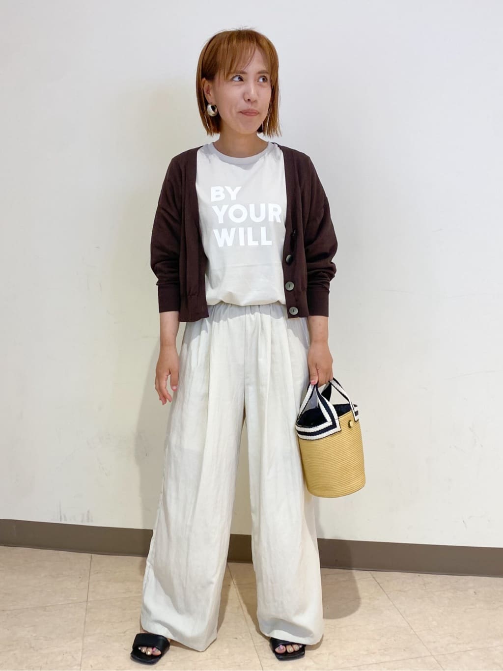 yosiさんの「OPAQUE.CLIP｜◆ロゴプリントTシャツ【洗濯機洗い可】」を使ったコーディネート