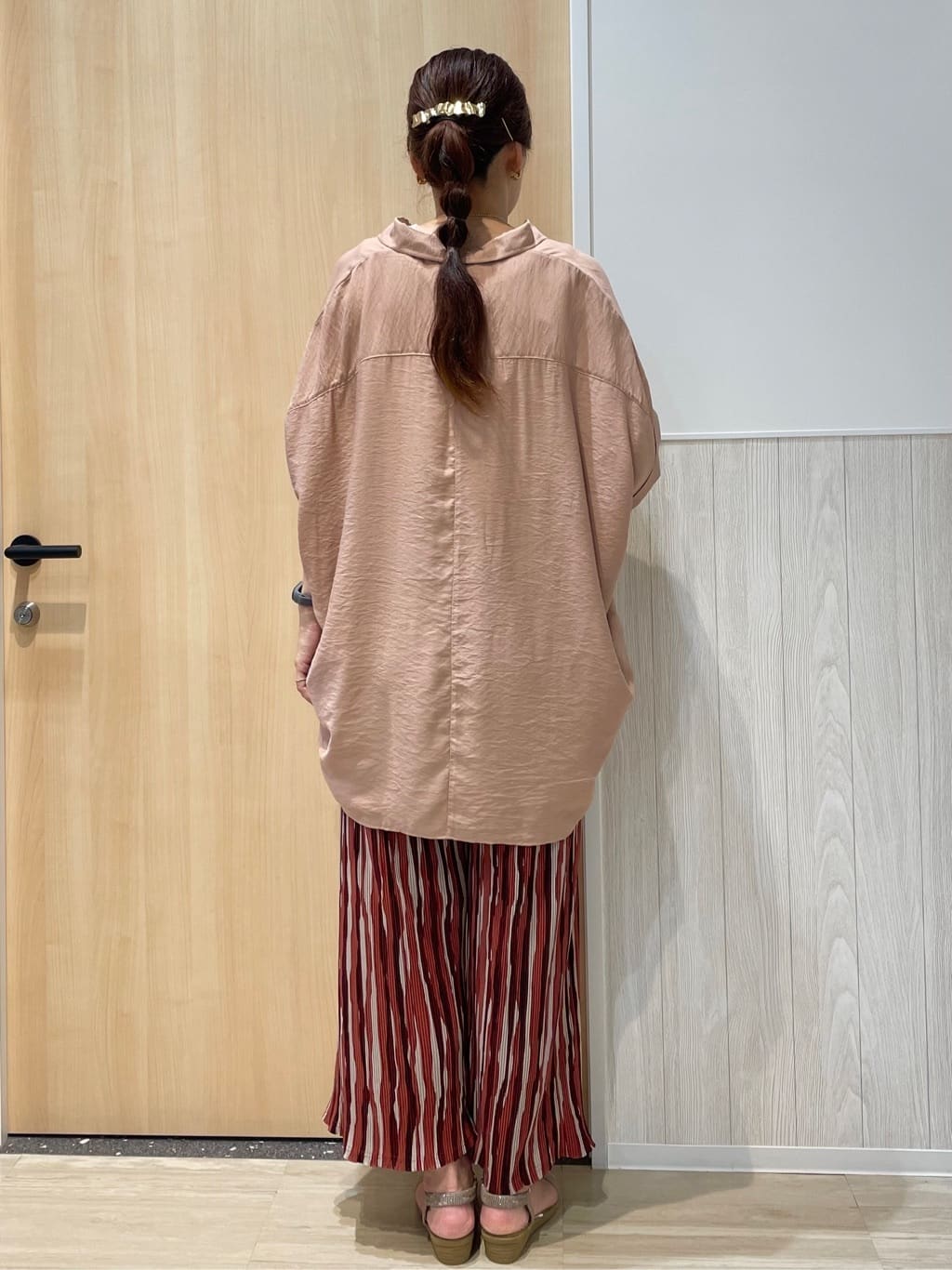 エモさんの「SHOO･LA･RUE｜【ひんやり】すっきりきれいに体型カバー コクーンシルエットワンピース」を使ったコーディネート
