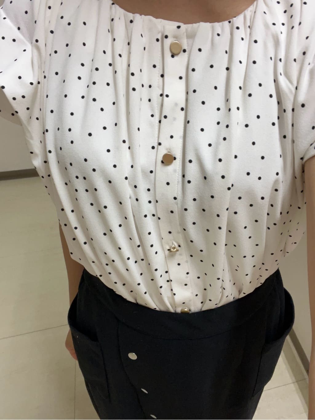 あもさんの「SHOO･LA･RUE｜【S-LL/ひんやり】きちんと見えで好印象 ドット柄デザイントップス」を使ったコーディネート