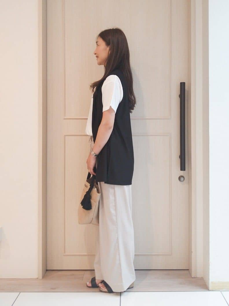 mi-saさんの「SHOO･LA･RUE｜【2点セット】着回しいろいろ ジレ＋ロゴTシャツ」を使ったコーディネート