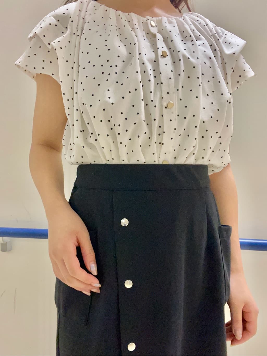 あもさんの「SHOO･LA･RUE｜【S-LL/ひんやり】きちんと見えで好印象 ドット柄デザイントップス」を使ったコーディネート