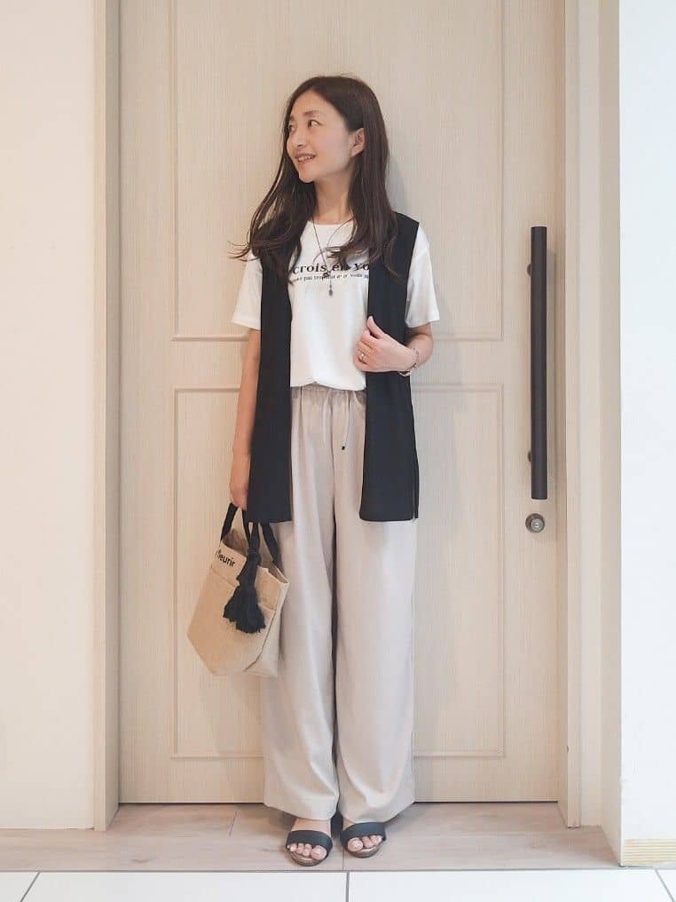 mi-saさんの「SHOO･LA･RUE｜【2点セット】着回しいろいろ ジレ＋ロゴTシャツ」を使ったコーディネート