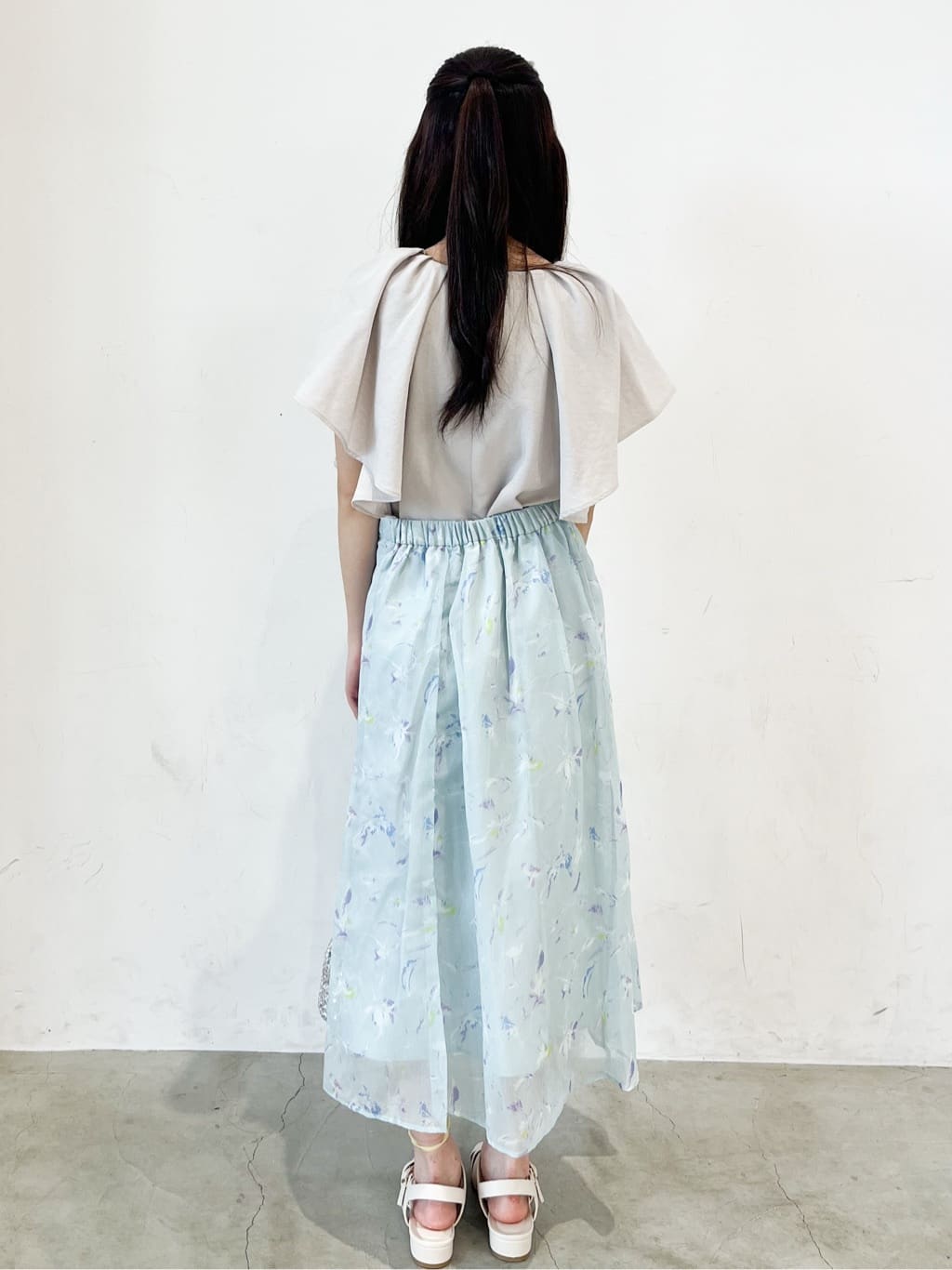 姫さんの「OPAQUE.CLIP｜《7色展開／S-LLサイズ》フリルタックスリーブキーネックブラウス【吸水速乾／洗濯機可／イージーアイ」を使ったコーディネート