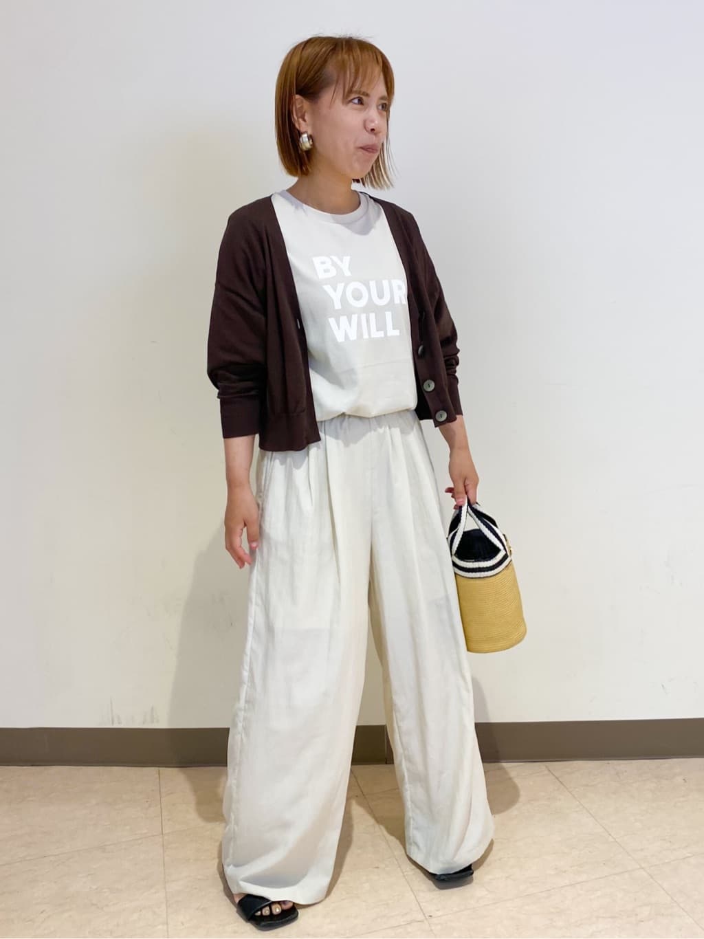 yosiさんの「OPAQUE.CLIP｜◆ロゴプリントTシャツ【洗濯機洗い可】」を使ったコーディネート