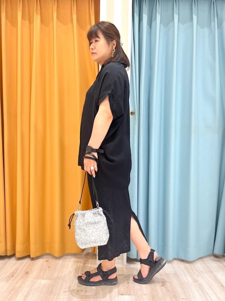 TUMU-TUMUさんの「SHOO･LA･RUE｜【ひんやり】すっきりきれいに体型カバー コクーンシルエットワンピース」を使ったコーディネート