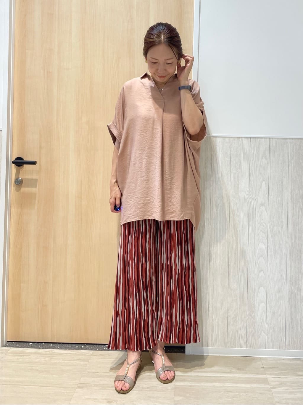 エモさんの「SHOO･LA･RUE｜【ひんやり】すっきりきれいに体型カバー コクーンシルエットワンピース」を使ったコーディネート