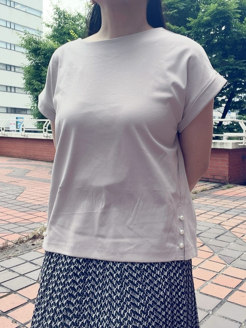 Hitomiさんの「index｜《S-3Lサイズ》サイドパール調ボタンボクシートップス【洗濯機洗い可／UVケア／接触冷感】」を使ったコーディネート