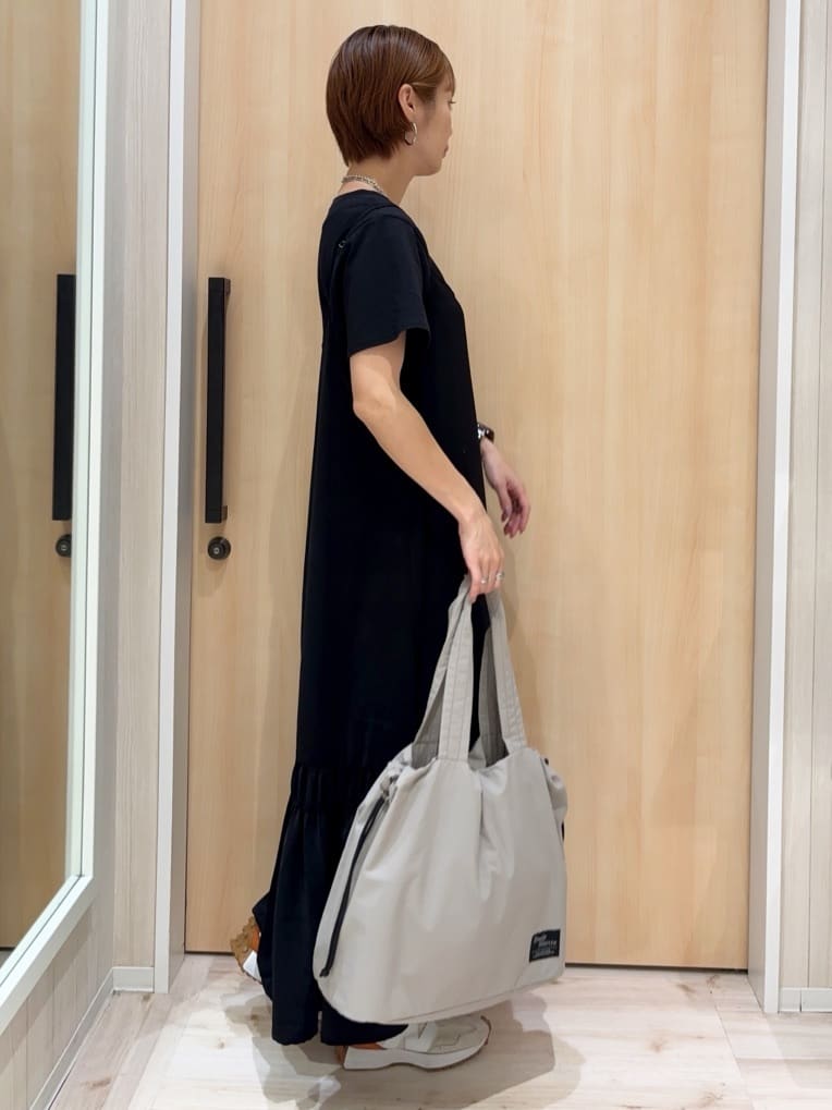ｓａｔｏｍｉさんの「SHOO･LA･RUE｜【ひんやり】シャーリングがアクセントに 大人のデザインキャミワンピース」を使ったコーディネート