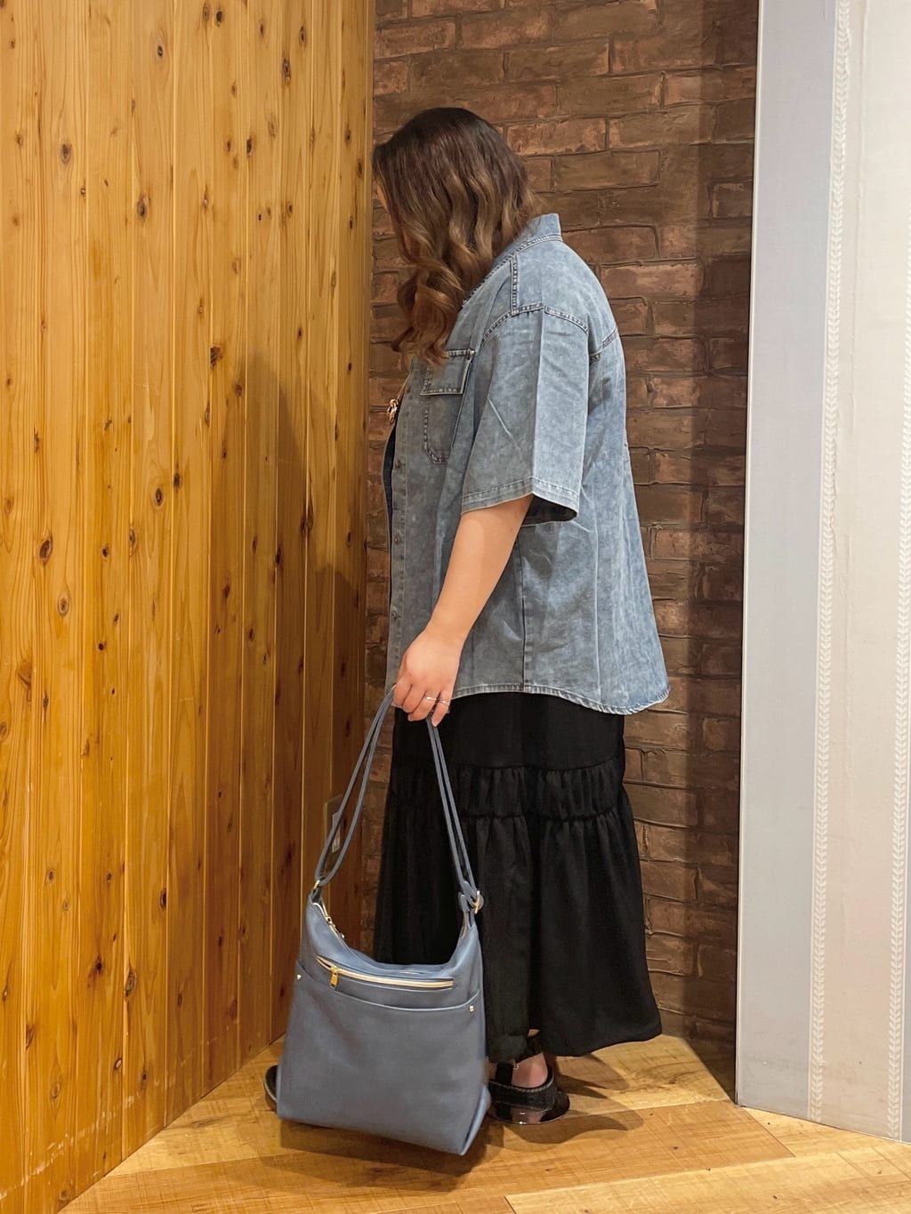 Risaさんの「SHOO･LA･RUE｜【ひんやり】シャーリングがアクセントに 大人のデザインキャミワンピース」を使ったコーディネート
