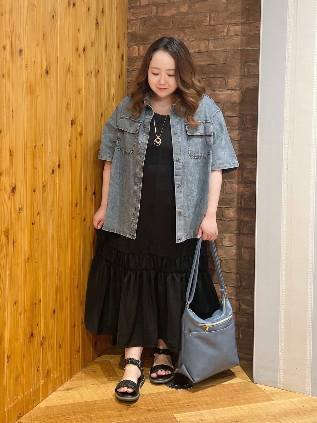 Risaさんの「SHOO･LA･RUE｜【ひんやり】シャーリングがアクセントに 大人のデザインキャミワンピース」を使ったコーディネート