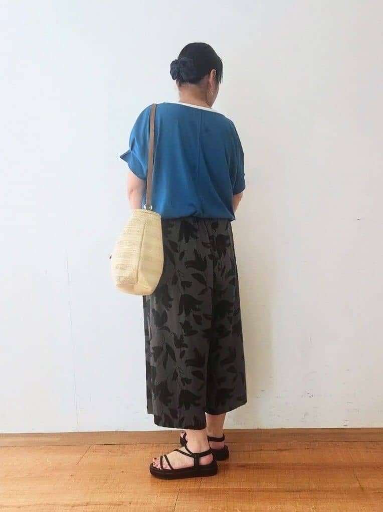 くまさんの「SHOO･LA･RUE｜【S-LL/UV/プチプラ】お袖タックで好印象 デザインTシャツ」を使ったコーディネート