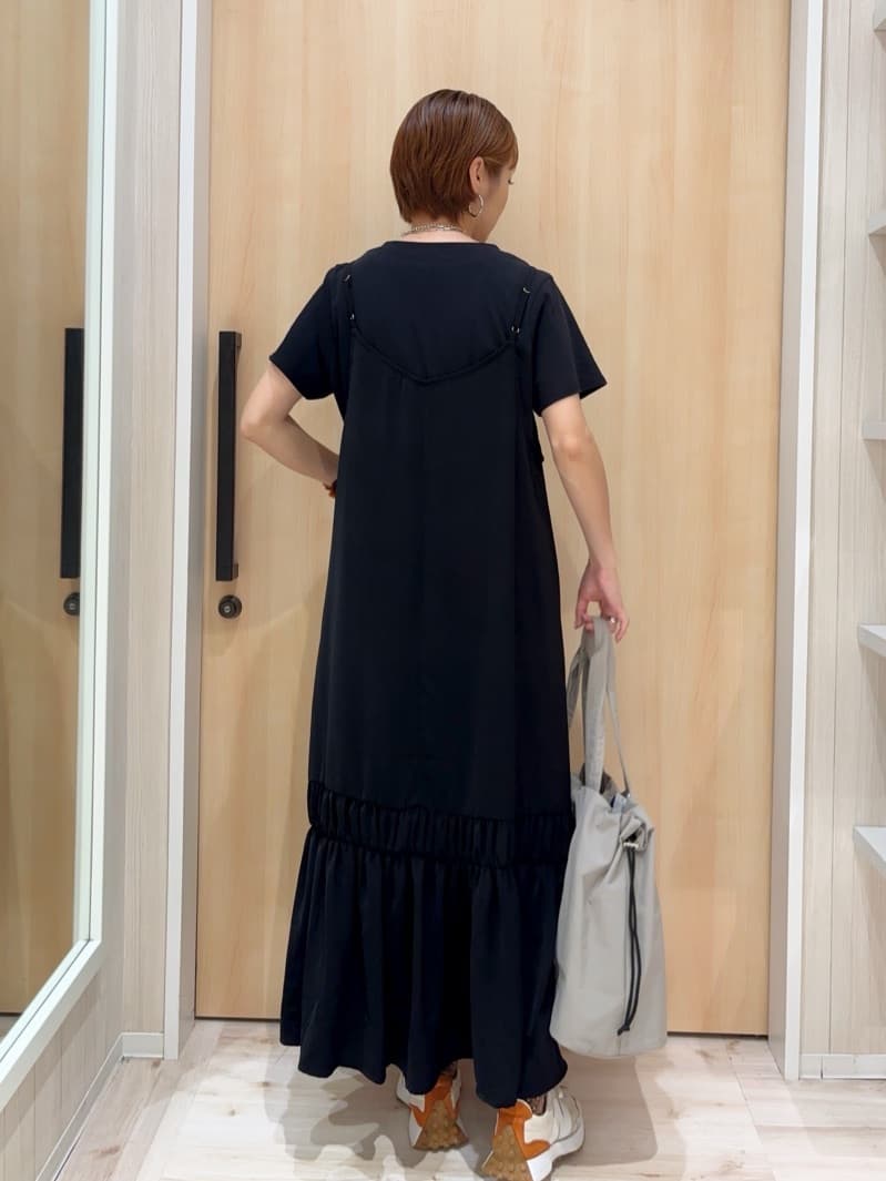 ｓａｔｏｍｉさんの「SHOO･LA･RUE｜【ひんやり】シャーリングがアクセントに 大人のデザインキャミワンピース」を使ったコーディネート
