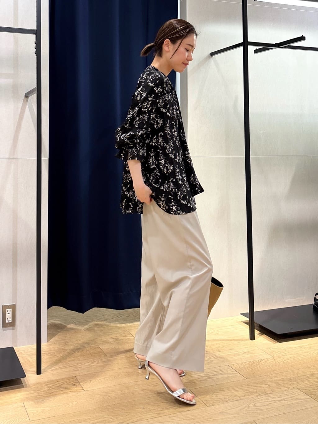 kanaeさんの「INDIVI｜【モノトーン小花柄／シャーリング素材】ボリューム袖エアリーブラウス」を使ったコーディネート