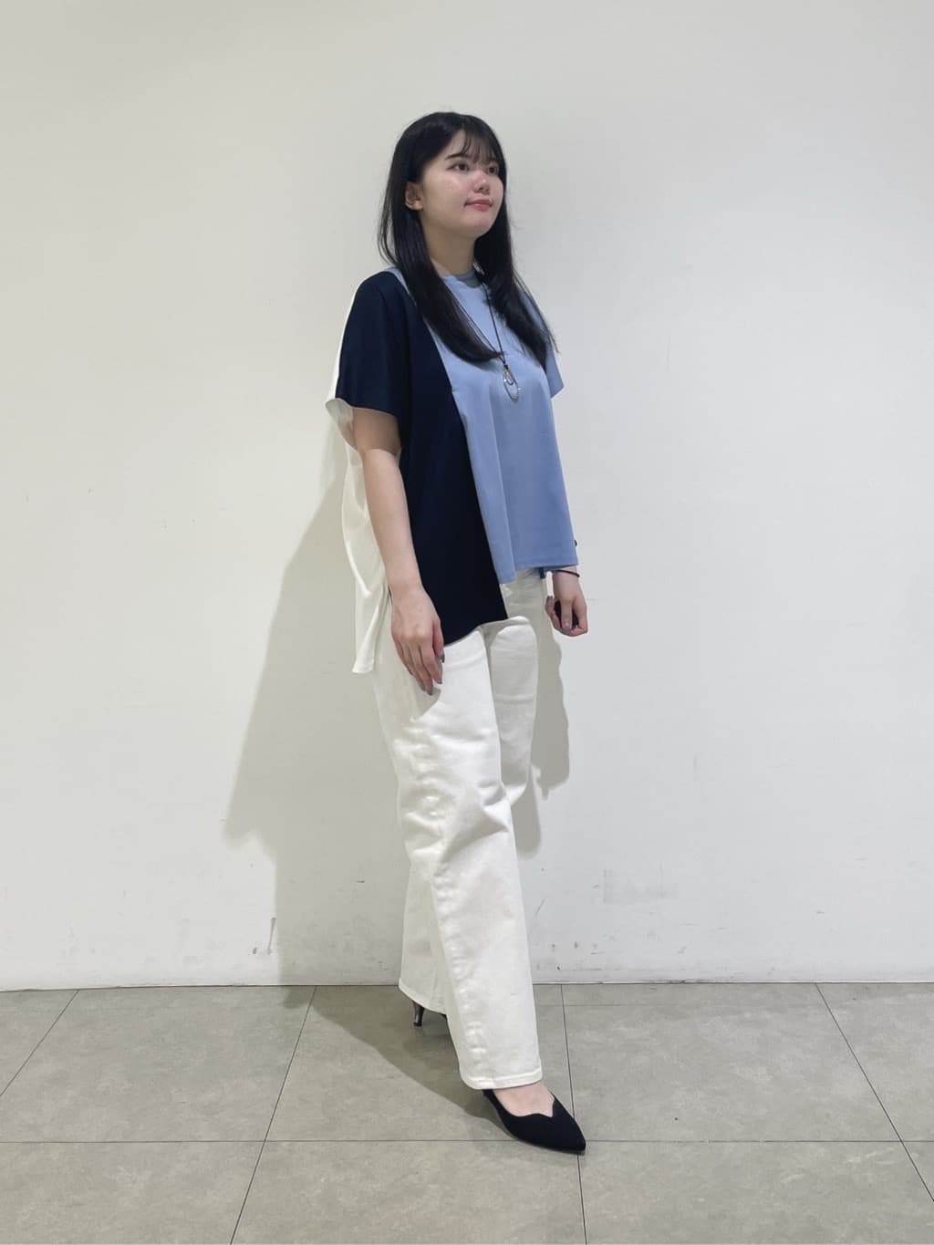 emikaさんの「INDIVI｜【洗える／汗ジミ防止】バイカラー＆アシメヘム Tシャツ」を使ったコーディネート