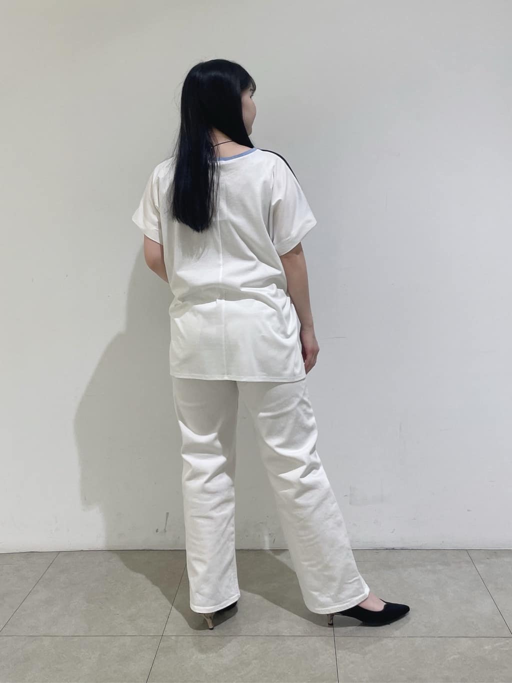 emikaさんの「INDIVI｜【洗える／汗ジミ防止】バイカラー＆アシメヘム Tシャツ」を使ったコーディネート